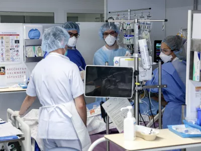 - simbolična fotografija - zdravstvo, zdravnik, medicinska sestra, medicinsko osebje, pacient, bolnica, bolnišnica- 12.03.2025 - ministrica za zdravje Valentina Prevolnik Rupel si je na delovnem obisku v Univerzitetnem kliničnem centru (UKC) ogledala tekoče investicije//FOTO: Jaka Gasar