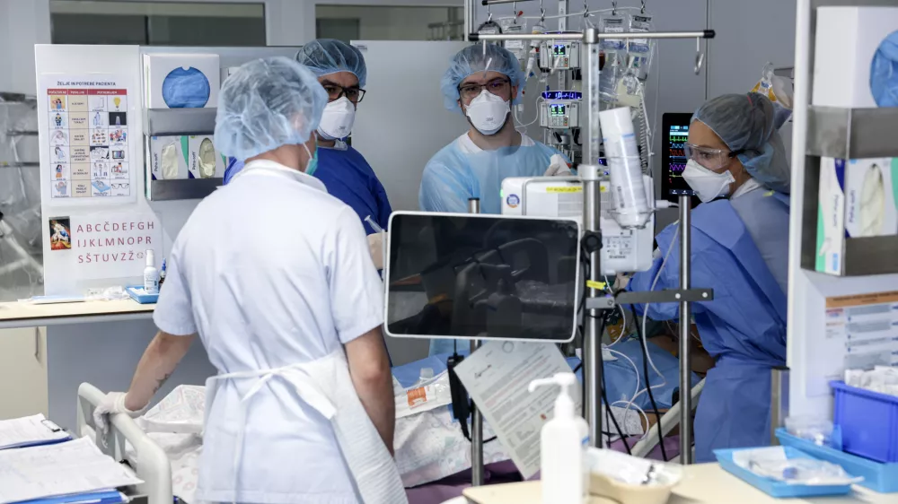 - simbolična fotografija - zdravstvo, zdravnik, medicinska sestra, medicinsko osebje, pacient, bolnica, bolnišnica- 12.03.2025 - ministrica za zdravje Valentina Prevolnik Rupel si je na delovnem obisku v Univerzitetnem kliničnem centru (UKC) ogledala tekoče investicije//FOTO: Jaka Gasar