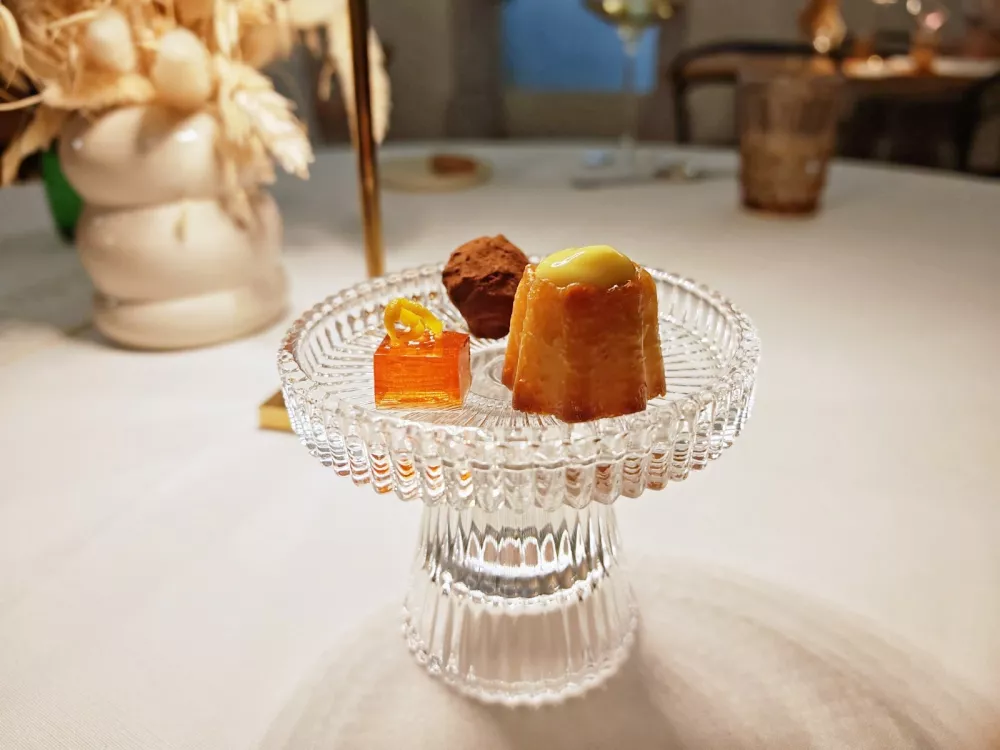Čokoladni tartuf, žele z okusom negronija in canele z jajčno kremo. Bistro Grad Štanjel