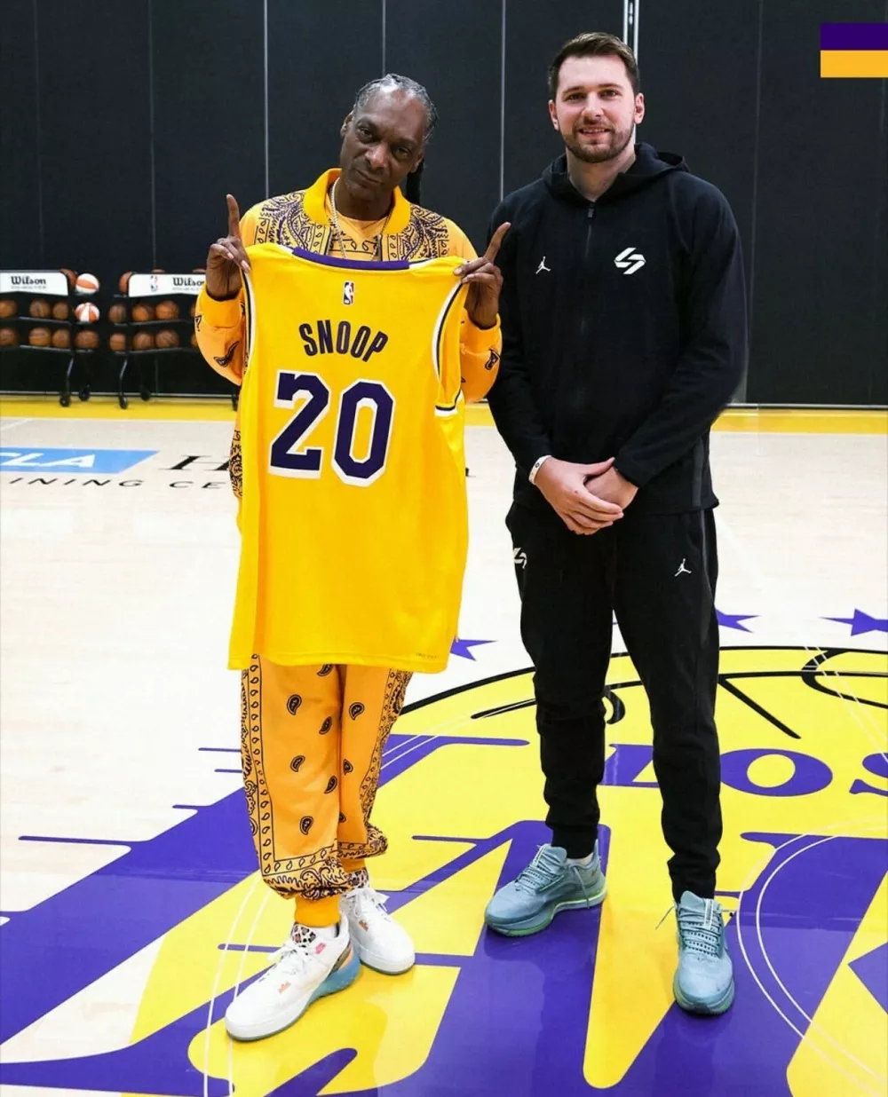 Luka Dončić z oboževalcem raperjem Snoop Doggom. Slavni, a ne tako bogati raper ga je prosil, če bo lahko kdaj vozil Lukovega bugattija. 