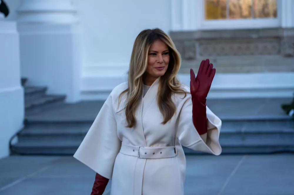 24 November 2025, US, Washington: US First Lady Melania Trump welcomes the official 2025 White House Christmas Tree, delivered in a traditional horse-drawn carriage, upon arrival on the North Driveway of the White House. Photo: Andrew Leyden/ZUMA Press Wire/dpa