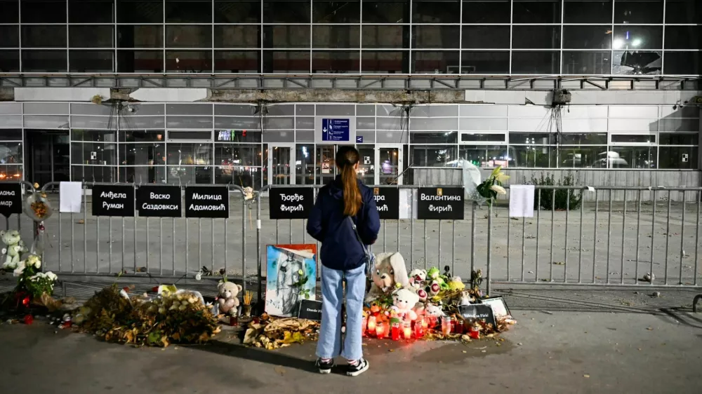 Novi Sad, Srbija. Železni&scaron;ka postaja, kjer se je 1. novembra 2024 zru&scaron;ila nadstre&scaron;nica in ubila 16 ljudi. Prva obletnica.31. 10. 2025Foto: Nik Erik Neubauer