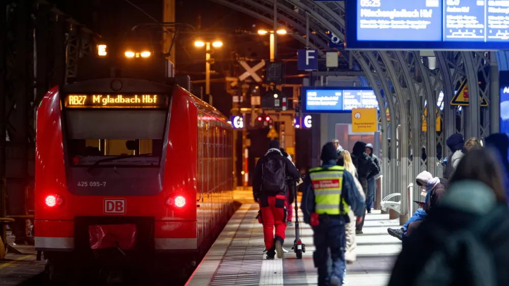 FILED - 24 November 2025, North Rhine-Westphalia, Cologne: The first passengers board a regional train after the end of the closure of Cologne Central Station. German police have searched properties across several states to investigate hundreds of emails threatening bomb attacks against schools, train stations and other public places, the Federal Criminal Police Office said on Tuesday. Photo: Henning Kaiser/dpa