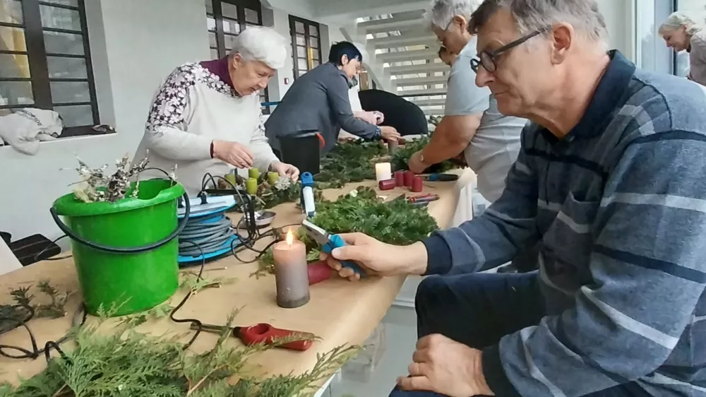 Udeleženci delavnic so izdelovali venčke iz naravnih materialov. 