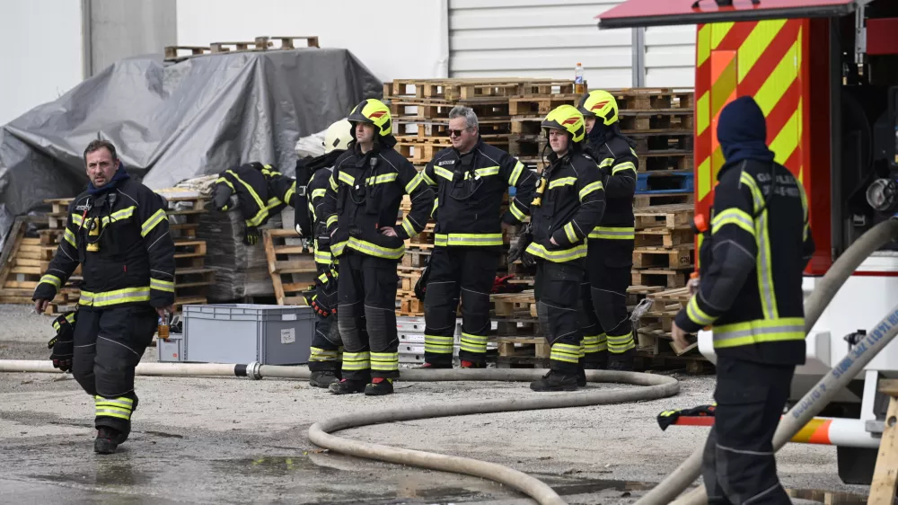 09.11.2025 Požar Preserje - LIP Radomlje - Gasilci.- gasenje požaraFoto: Nik Erik Neubauer