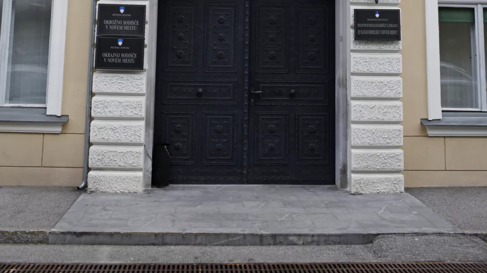 ﻿Okrajno sodišče Novo mesto 2013, Jerebova ulica 2, stavba //FOTO: Luka Cjuha