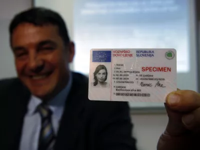 - novo vozniško dovoljenje v obliki polikarbonatne kartice /FOTO: Bojan VelikonjaOPOMBA: ZA OBJAVO V ČASOPISU DNEVNIK
