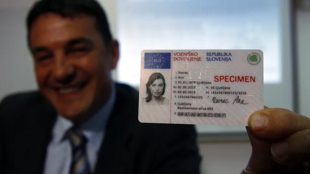 - novo vozniško dovoljenje v obliki polikarbonatne kartice /FOTO: Bojan VelikonjaOPOMBA: ZA OBJAVO V ČASOPISU DNEVNIK
