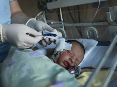 ﻿- 2.12.2013 - Pediatrična klinika UKC v Ljubljani - Klinični oddelek za neonatologijo ob 60-letnici delovanja, kjer sprejemajo novorojenčke iz vseh slovenskih porodnišnic, usmerjeni pa so v specialno diagnostiko bolnih novorojenčkov in nedonošenčkov.      //FOTO: Luka Cjuha