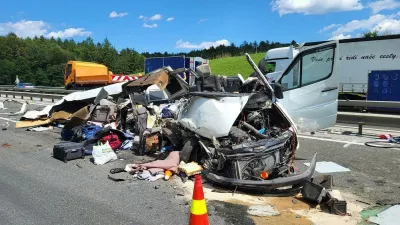 Štajerska avtocesta, nesreča pri Tepanju, kjer je pri trku v tovorno vozilo umrlo pet tujih državljanov.Prometna nesreča, reševanje, avtocesta, trk vozil, zastojFoto: Bralec
