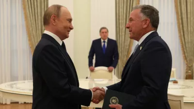 HANDOUT - 06 August 2025, Russia, Moscow: Russian President Vladimir Putin shakes hands with US special envoy Steve Witkoff ahead of Ukraine war talks. Photo: --/Kremlin/dpa - ATTENTION: editorial use only and only if the credit mentioned above is referenced in full