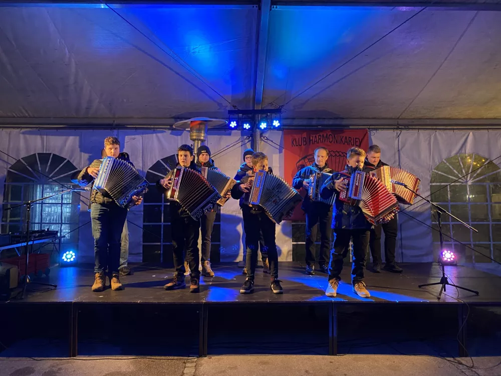 Praznični sejmi, drsališča, Miklavževi sprevodi