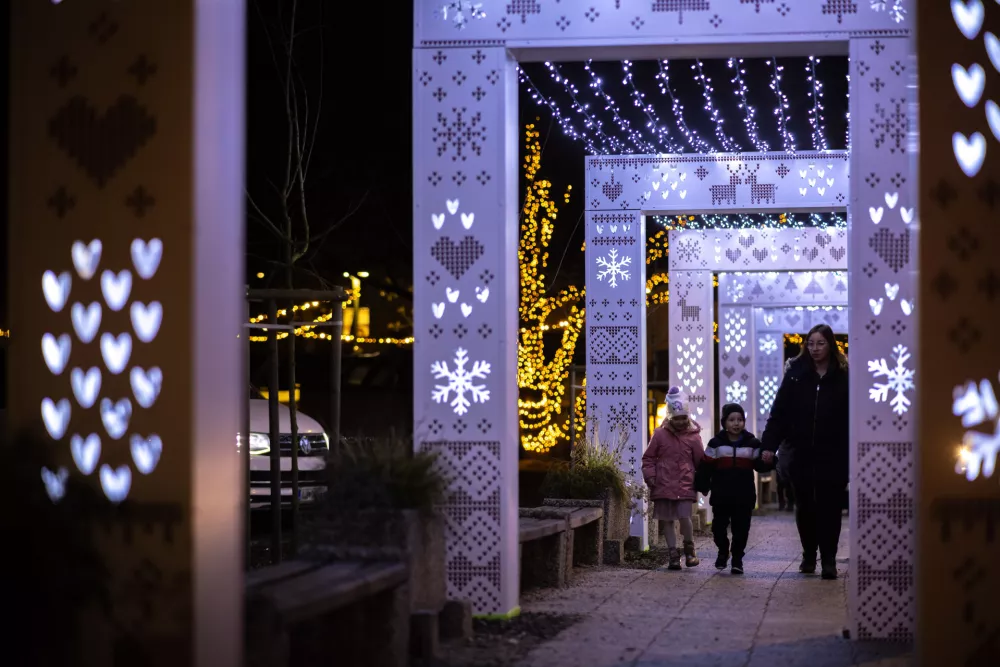 Praznični sejmi, drsališča, Miklavževi sprevodi