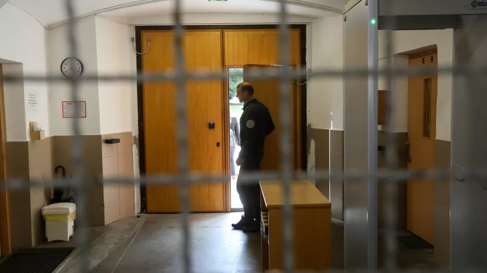 V priporu iz leta v leto več mladoletnikov. Največ zaradi tatvin in nasilništva