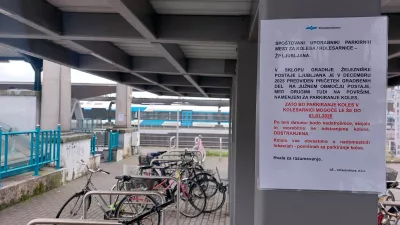 Kolesarnica pri ŽP Ljubljana ostaja do 1. januarja 2026, uporabniki opozarjajo na neurejene razmere. Foto: Miha Pavšek