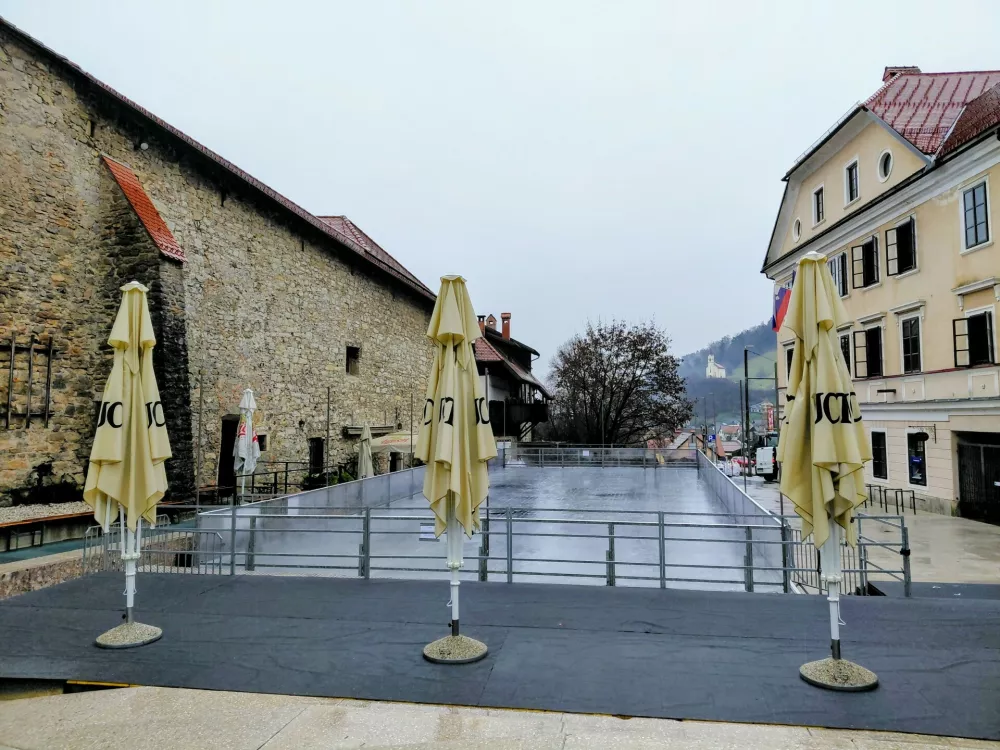 Prenovljeni trg krasi skulptura medveda