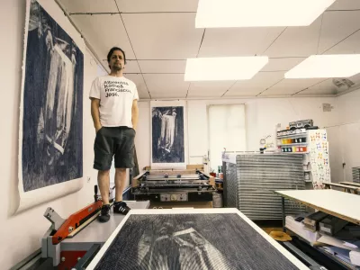 Oliver Pilić v Grafičnem ateljeju MGLC, 2024. Foto: Urška Boljkovac. Arhiv MGLC. / Foto: Urška Boljkovac. Arhiv Mglc