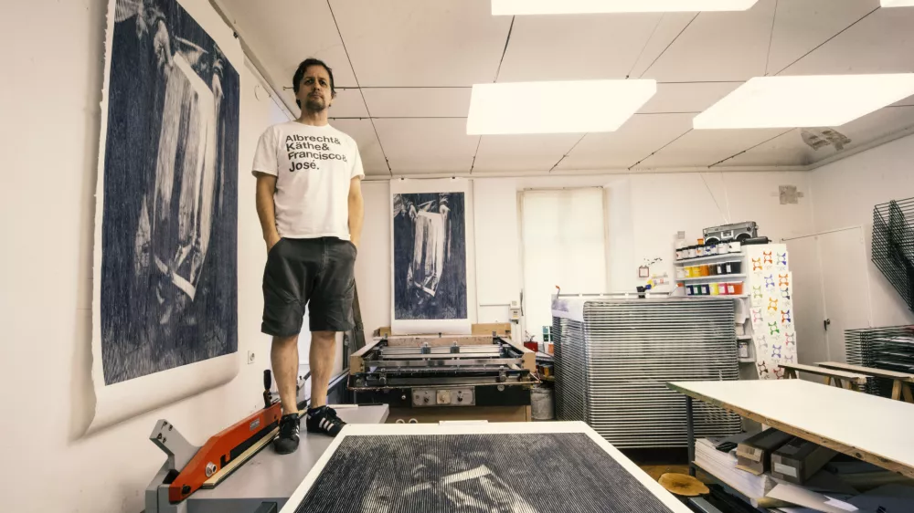 Oliver Pilić v Grafičnem ateljeju MGLC, 2024. Foto: Urška Boljkovac. Arhiv MGLC. / Foto: Urška Boljkovac. Arhiv Mglc