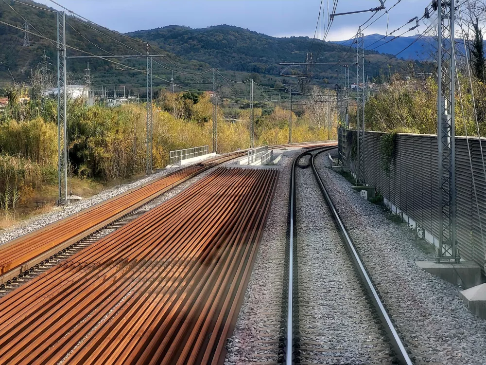 tirnice za drugi tir skladiščijo na in ob stari progi / Foto: Katja Gleščič 