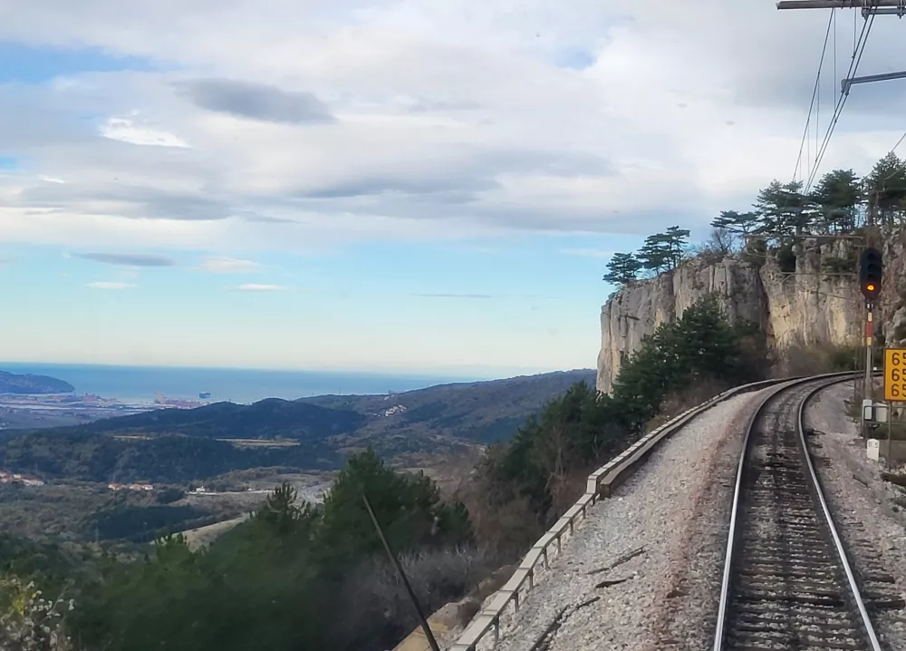 pogled s Kraškega roba na vlaku, stara proga Koper Divača / Foto: Katja Gleščič 