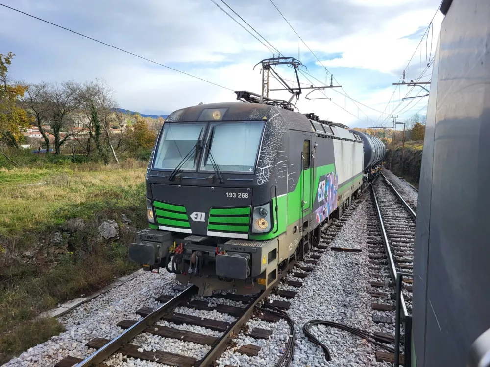 stara proga Koper Divača, križanje vlakov, čakanje vlaka s prednostjo / Foto: Katja Gleščič 