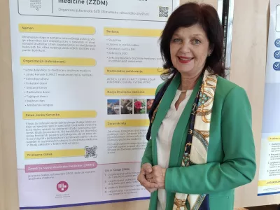 Doc. dr. Nena Kopčavar Guček ob razstavi v Rogu, kjer so prikazali raznolikost dejavnosti katedre za družinsko medicino. Zelo dejavni so tudi pri mednarodnem sodelovanju. / Foto: Meta Černoga