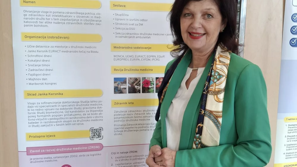 Doc. dr. Nena Kopčavar Guček ob razstavi v Rogu, kjer so prikazali raznolikost dejavnosti katedre za družinsko medicino. Zelo dejavni so tudi pri mednarodnem sodelovanju. / Foto: Meta Černoga
