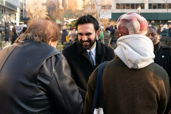 V četrtek je izvoljeni župan New Yorka Zohran Mamdani lokalnim najemnikom ene od sosesk delil vročo čokolado na dogodku Hot Chocolate, Frozen Rent oziroma Vroča čokolada, zamrznjena najemnina. / Foto: Profimedia