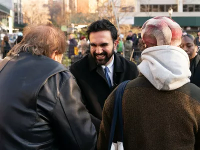 V četrtek je izvoljeni župan New Yorka Zohran Mamdani lokalnim najemnikom ene od sosesk delil vročo čokolado na dogodku Hot Chocolate, Frozen Rent oziroma Vroča čokolada, zamrznjena najemnina. / Foto: Profimedia