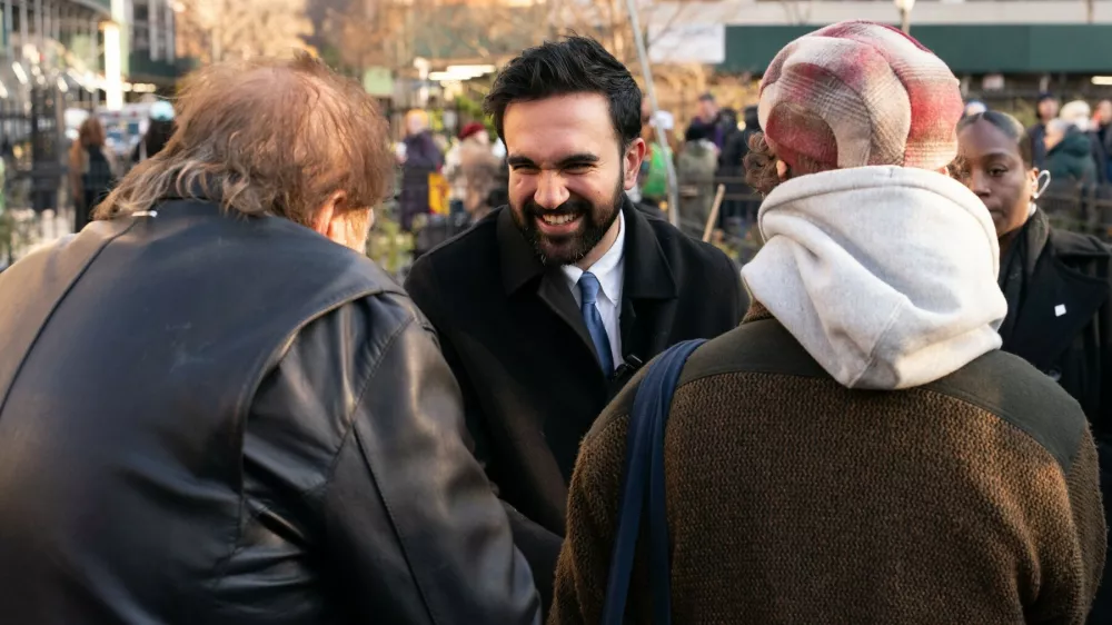 V četrtek je izvoljeni župan New Yorka Zohran Mamdani lokalnim najemnikom ene od sosesk delil vročo čokolado na dogodku Hot Chocolate, Frozen Rent oziroma Vroča čokolada, zamrznjena najemnina. / Foto: Profimedia
