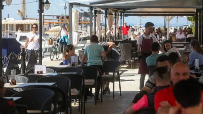 - 29.04.2024. Natakarja v kavarni in slaščičarni v Izoli._strežba, gostinstvo, turizem, pomanjkanje turističnih delavcev.- Predlog za prvomajsko čestitko. //FOTO: Bojan Velikonja / Foto: Bojan Velikonja