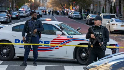 26 November 2025, US, WashingtonA D.C. Police officer and a Secret Service Uniformed Division officer block off a street with their rifles slung after two National Guardsmen were shot near the White House. PhotoJoey Sussman/ZUMA Press Wire/dpa