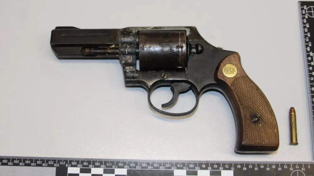 Pištolo, ki so jo našli med hišno preiskavo pri 28-letniku, so policisti zasegli. Foto: PP Trebnje