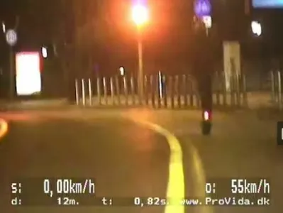 Sodeč po posnetku je sredi ceste na električnem skiroju divjal celo s hitrostjo 47 kilometrov na uro. 