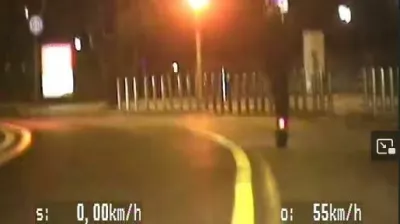 Sodeč po posnetku je sredi ceste na električnem skiroju divjal celo s hitrostjo 47 kilometrov na uro. 