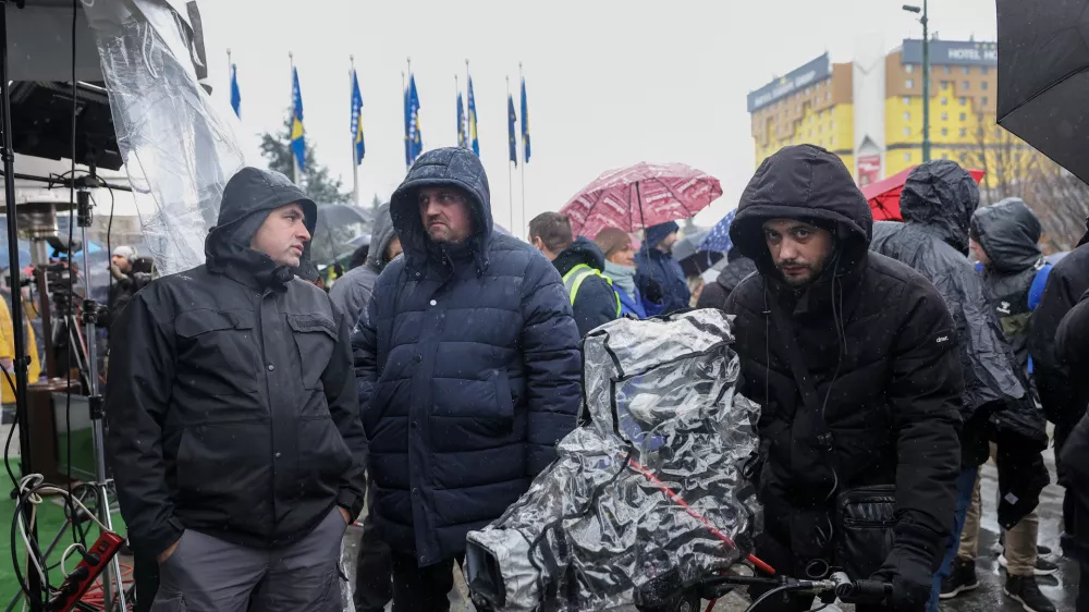 27.11.2025., Sarajevo, Bosna i Hercegovina - Zaposlenici Radiotelevizije Bosne i Hercegovine (BHRT) danas odrzavaju prosvjed ispred zgrade Parlamentarne skupstine BiH. Istovremeno, i sa istog mjesta, BHT1 i BH radio 1 emitiraju visesatni specijalni program "Ne gasite BHRT". Photo: Armin Durgut/PIXSELL