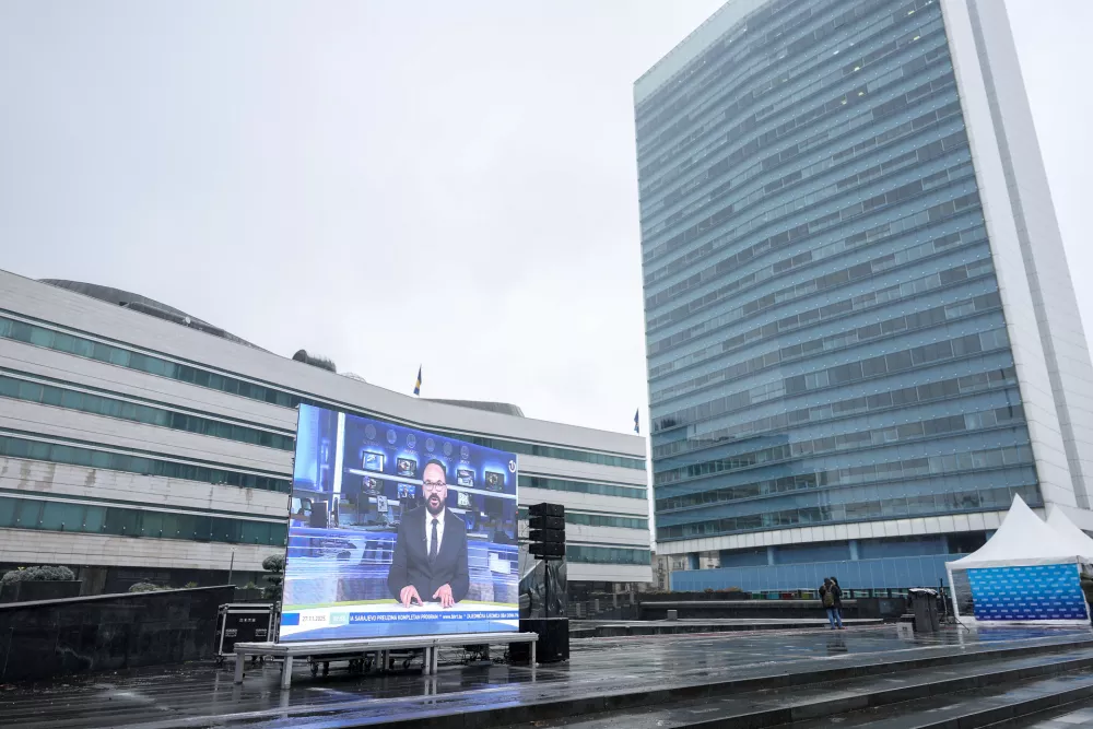 27.11.2025., Sarajevo, Bosna i Hercegovina - Zaposlenici Radiotelevizije Bosne i Hercegovine (BHRT) danas odrzavaju prosvjed ispred zgrade Parlamentarne skupstine BiH. Istovremeno, i sa istog mjesta, BHT1 i BH radio 1 emitiraju visesatni specijalni program "Ne gasite BHRT". Photo: Armin Durgut/PIXSELL