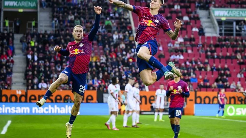 obrezek za pasico - Benjamin Šeško10 February 2024, Bavaria, Augsburg: Leipzig's Benjamin Sesko (R) celebrates with Leipzig's David Raum (L) after his goal during the German Bundesliga soccer match between FC Augsburg and RB Leipzig at WWK-Arena. Photo: Tom Weller/dpa - WICHTIGER HINWEIS: Gemäß den Vorgaben der DFL Deutsche Fußball Liga bzw. des DFB Deutscher Fußball-Bund ist es untersagt, in dem Stadion und/oder vom Spiel angefertigte Fotoaufnahmen in Form von Sequenzbildern und/oder videoähnlichen Fotostrecken zu verwerten bzw. verwerten zu lassen.