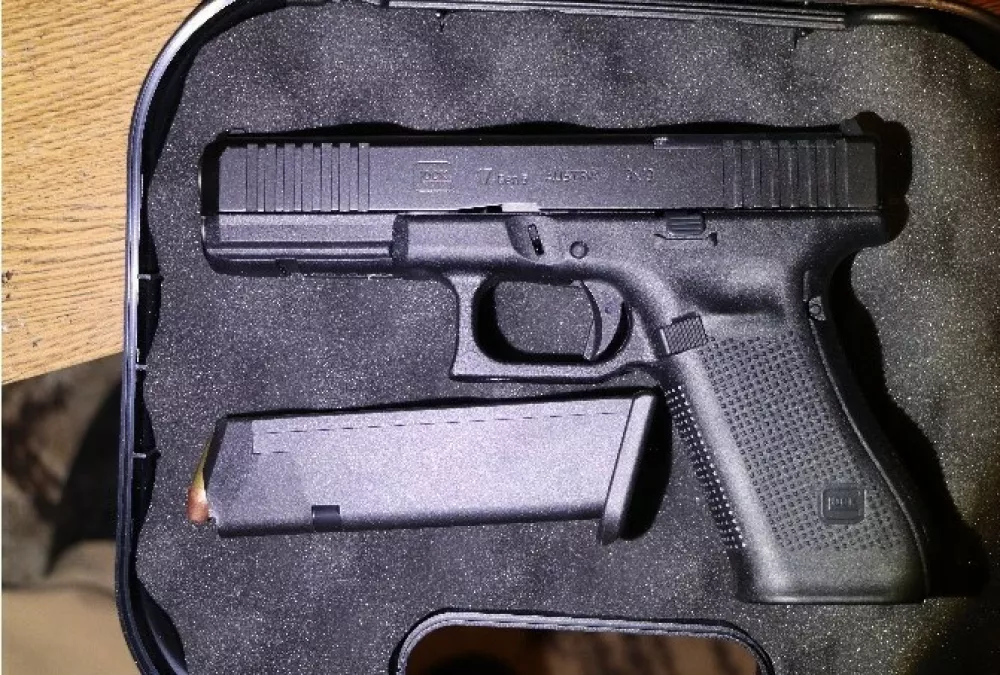 V hišni preiskavi so zasegli tudi pištolo Glock. 