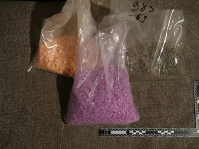 V hišni preiskavi so policisti zasegli udi večjo količino tablet. 