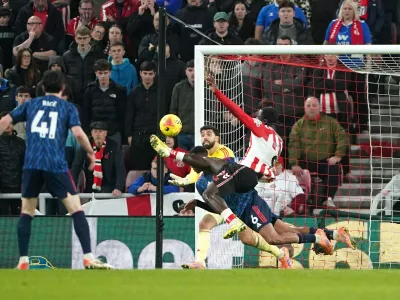 Sunderland's Brian Brobbey scores their side's second goal of the game against Arsenal during the Premier League match, Saturday, Nov. 8,2 025, in, Sunderland, England (Owen Humphreys/PA via AP)