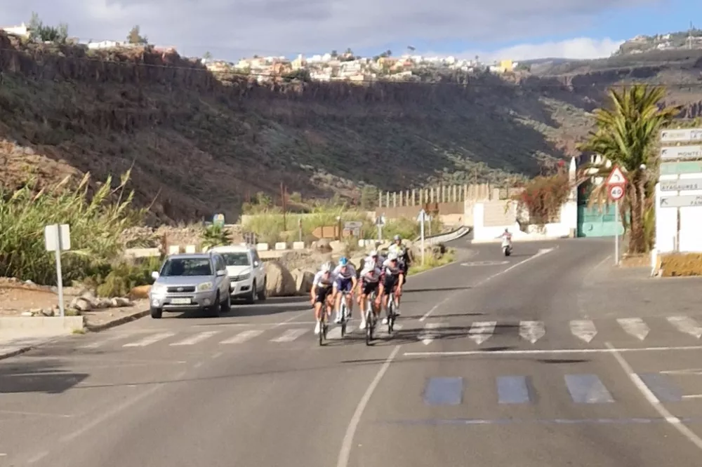 Spanija, Gran Canaria.Slovenski kolesarski as Tadej Pogacar med treningom z ekipo na Kanarskih otokih.Foto: STA