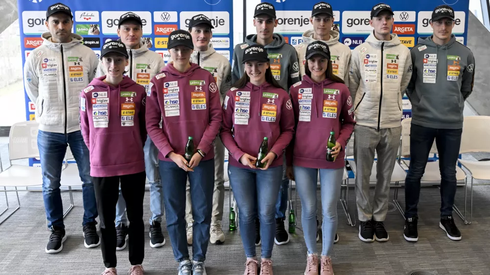 Anže LanišekRobert HrgotaDomen PrevcNika Prevc02.12.2025 Novinarska konferenca moške in ženske članske reprezentance Slovenije po vrnitvi s skandinavske turneje - smučarski skakalciFoto: Nik Erik Neubauer