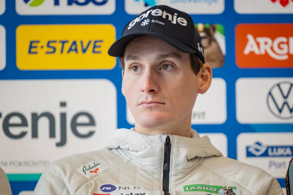 Ljubljana, Kristalna palaca.Novinarska konferenca reprezentance v smucarskih skokih po vrnitvi s skandinavske turneje.Smucarski skakalec Domen Prevc. / Foto: Bor Slana/sta
