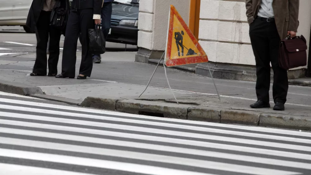 - ilustrativna fotografija - prehod za pešce - delo na cesti, reforme, delovna doba//FOTO: Luka Cjuha - ilustrativna fotografija - bančništvo - //FOTO: Luka Cjuha