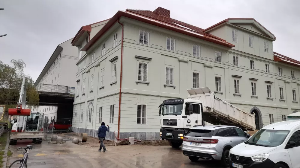 Čeprav bi se dela že morala končati je delovišče Palače Cukrarna zelo aktivno. Sprjeeli so anek, ki je projekt podražil in rok podaljšal.