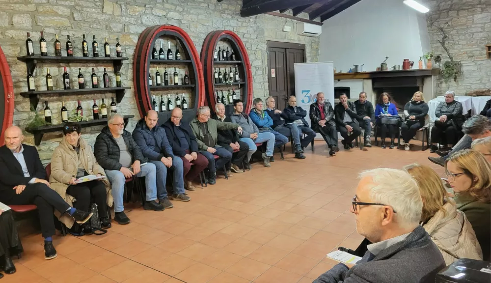 Oljkarji, tribuna, Marezige / Foto: Katja Gle&scaron;čič 