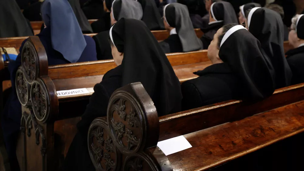 - ilustrativna fotografija - cerkev - redovnice - Slovesna maša ob umestitvi novoimenovanega mariborskega nadškofa metropolita Marjana Turnška.v stolni cerkvi sv. Janeza Krstnika v Mariboru /FOTO; Matej Povše