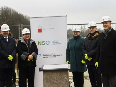minister za visoko šolstvo, znanost in inovacije Igor Papič,rektor Univerze v Ljubljani Gregor Majdič,dekanja Veterinarske fakultete UL Breda Jakovac Strajn,vodja predstavništva Evropske komisije v Sloveniji Jerneja Jug Jeršedirektor Urada RS za okrevanje in odpornost Josip Mihalic; - 15.12.2023 – gradbišče - nova Veterinarska fakulteta Univeze v Ljubljani, Cesta v Mestni log med 47 in 51a - položitev temeljnega kamna za novo Veterinarsko fakulteto UL, //FOTO: Nik Erik Neubauer