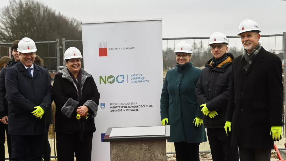 minister za visoko šolstvo, znanost in inovacije Igor Papič,rektor Univerze v Ljubljani Gregor Majdič,dekanja Veterinarske fakultete UL Breda Jakovac Strajn,vodja predstavništva Evropske komisije v Sloveniji Jerneja Jug Jeršedirektor Urada RS za okrevanje in odpornost Josip Mihalic; - 15.12.2023 – gradbišče - nova Veterinarska fakulteta Univeze v Ljubljani, Cesta v Mestni log med 47 in 51a - položitev temeljnega kamna za novo Veterinarsko fakulteto UL, //FOTO: Nik Erik Neubauer
